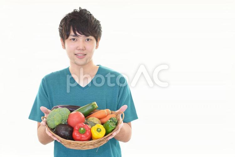 野菜を持つ男性 男性,食べ物,野菜の写真素材