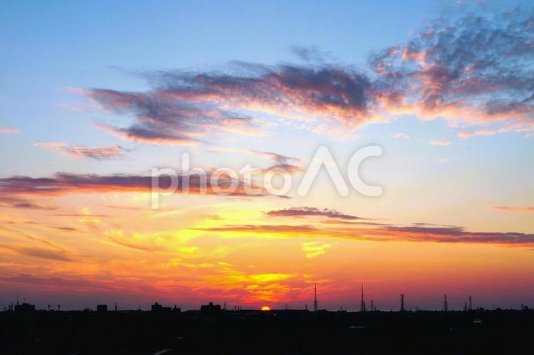 マジックアワー　夕焼けと建物のシルエット トワイライト,マジックアワー,空の写真素材
