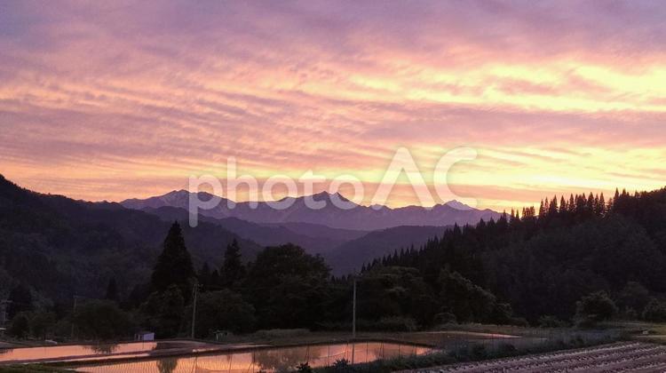 田んぼと美しいグラデーションの日暮れ 空,夕焼け空,雲の写真素材