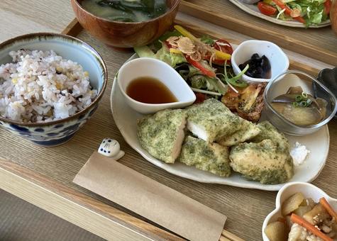 磯辺揚げ×雑穀米と味噌汁 磯辺揚げ×雑穀米と味噌汁の写真