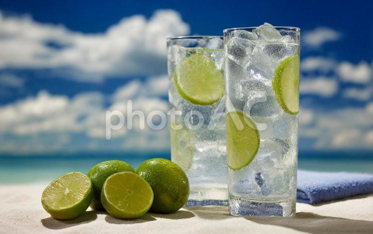 青い海を背景にした夏のビーチドリンク ライム,ドリンク,夏の写真素材