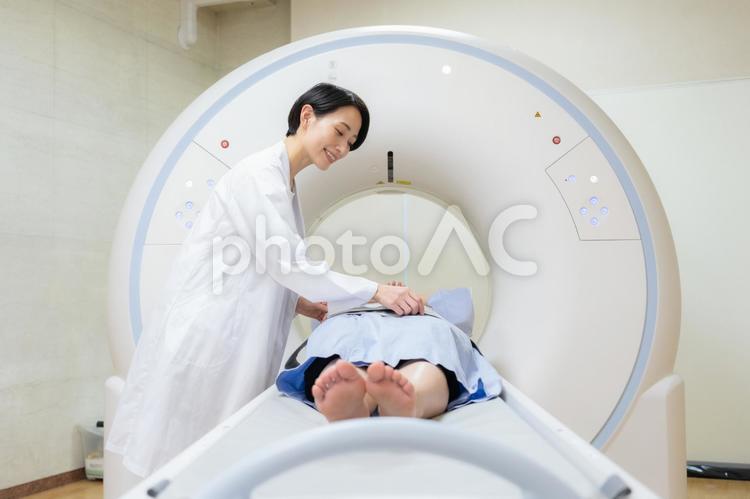 病院でCT検査を受ける女性 病院,ct検査,医者の写真素材