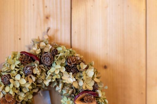 木目壁にかかるドライフラワーのリース リース,ドライフラワー,植物の写真素材