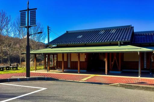 ソーラー街路灯のある道の駅のトイレ ソーラー街路灯のある道の駅のトイレ 道の駅,トイレ,日本の写真素材