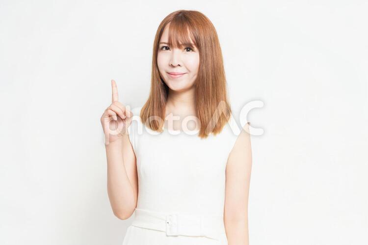 人差し指でポイントを示す若い女性 女性,ポイント,ヒントの写真素材