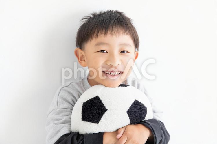 クッションを抱える男の子 男の子,笑顔,スマイルの写真素材