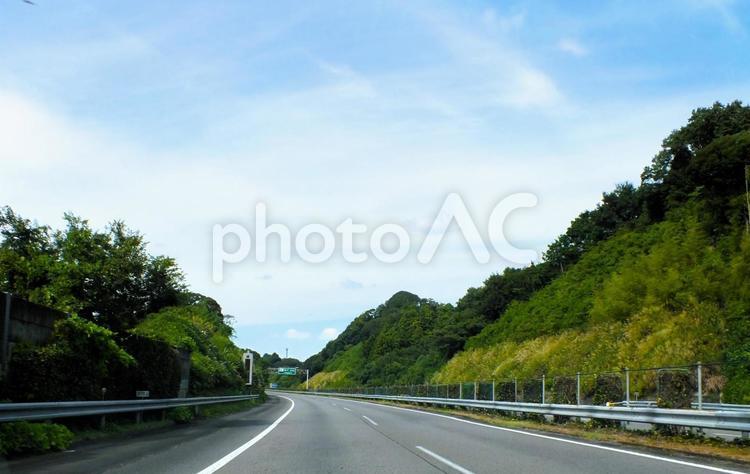 ススキの繁茂する山の麓　秋の東名高速 ススキ,東名高速道路,スッキリの写真素材