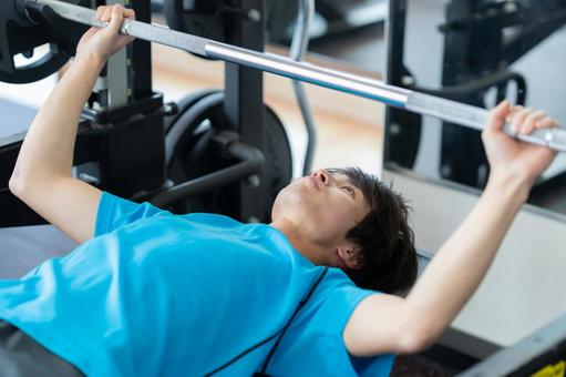 スポーツジムでトレーニングをする若い男性 スポーツジム,フィットネス,ダイエットの写真素材