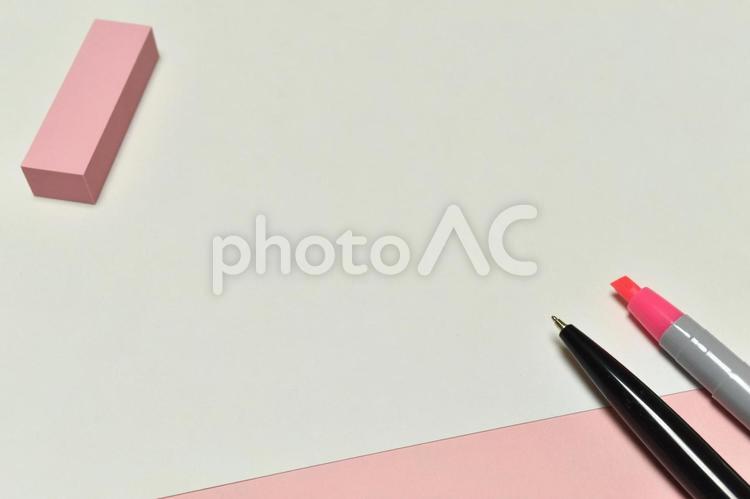紙と付箋と2本のペン（ピンク） 紙,メモ,ボールペンの写真素材