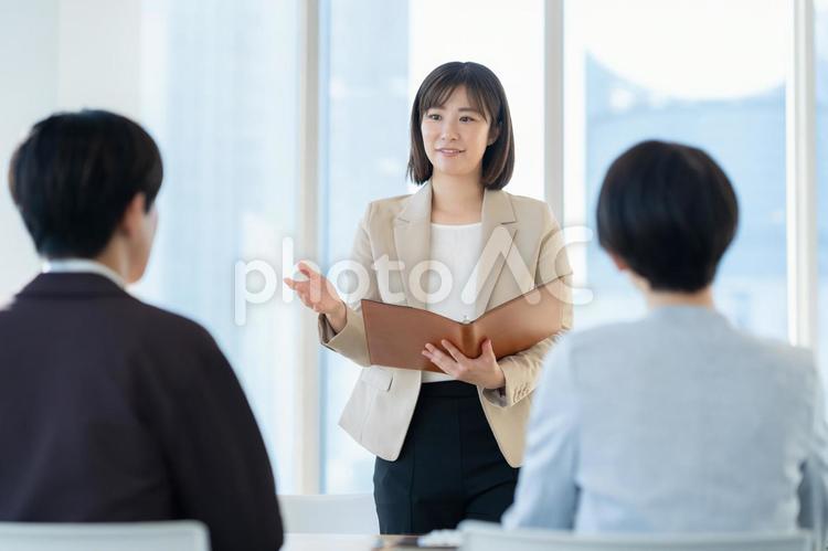 会議をする男女のビジネスマン ビジネス,会議,オフィスの写真素材