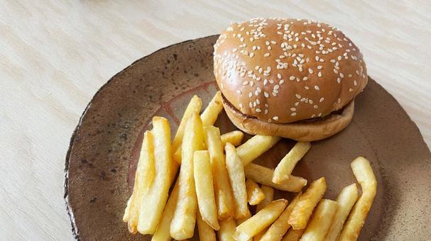 ハンバーガーとフライドポテト（左余白） ハンバーガー,バーガー,セットの写真素材