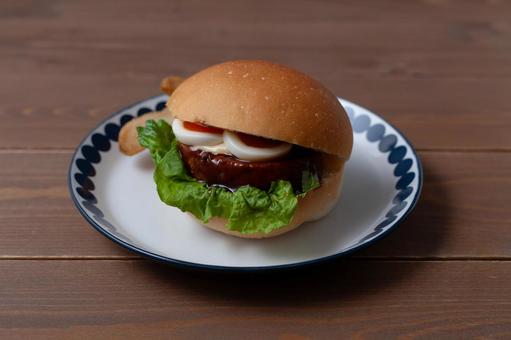 お皿にのせたテリヤキバーガー テーブル お皿にのせたテリヤキバーガー テーブル テリヤキバーガー,ハンバーガー,バーガーの写真素材