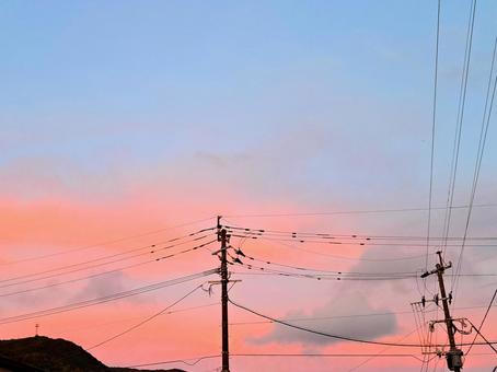 夕焼け空　電線 夕焼け,雲,空の写真素材