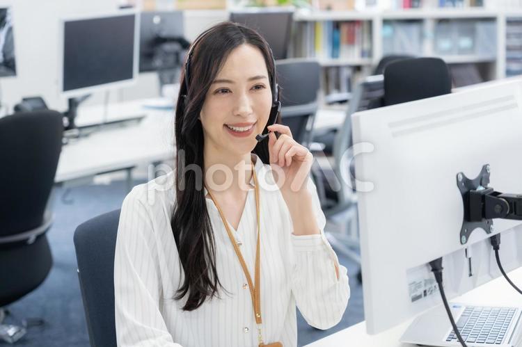 コールセンターで働く女性オペレーター オペレーター,コールセンター,女性の写真素材