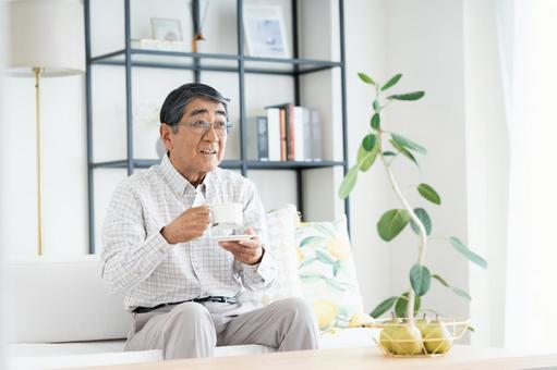 リビングでコーヒーを飲むシニアの男性 リビングでコーヒーを飲むシニアの男性 シニア,コーヒー,男性の写真素材