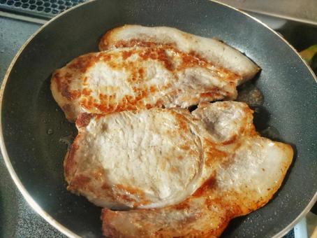 豚肉を焼く 豚肉を焼くの写真