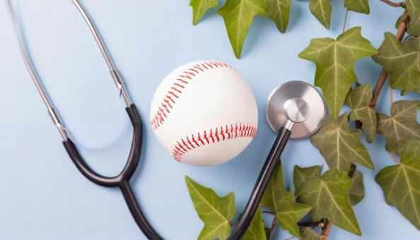 野球ボールと聴診器の写真