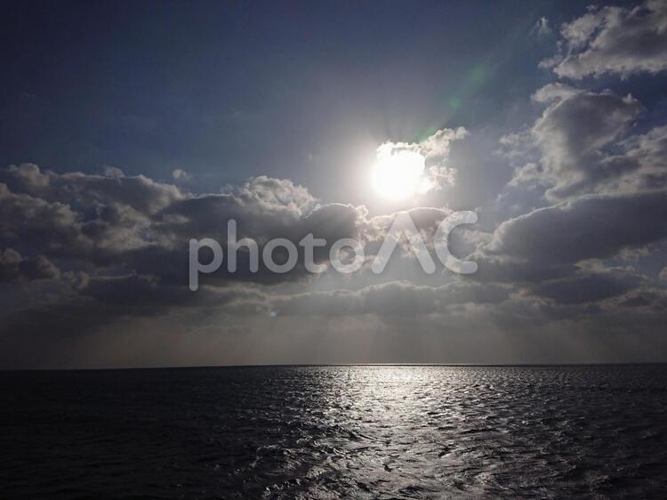 雲の間から射し込む太陽の光と海 日暮れ,暁,太陽の写真素材