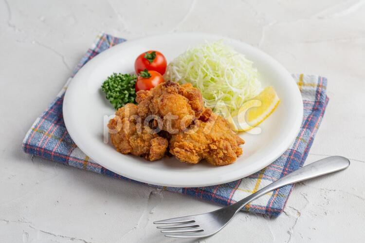 から揚げとフォーク（キャベツ・プチトマト・パセリ・レモン）中央位置 おかず,おそうざい,から揚げの写真素材