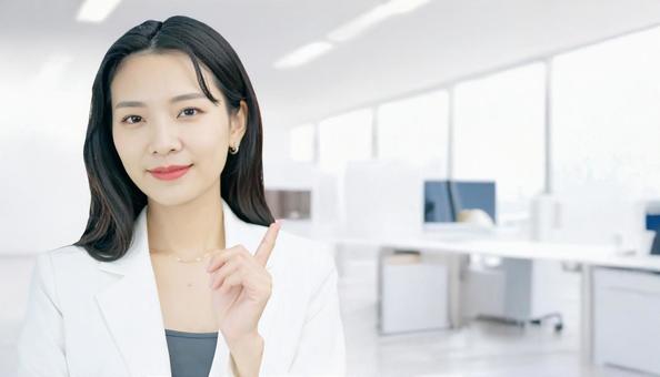 自信のある表情で指さすビジネス女性 自信のある表情で指さすビジネス女性の写真
