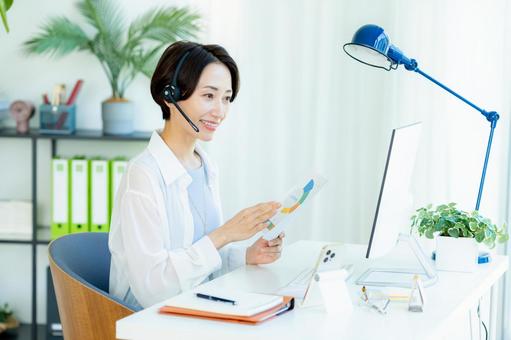 オフィスで働く女性のオペレーター オフィスで働く女性のオペレーターの写真