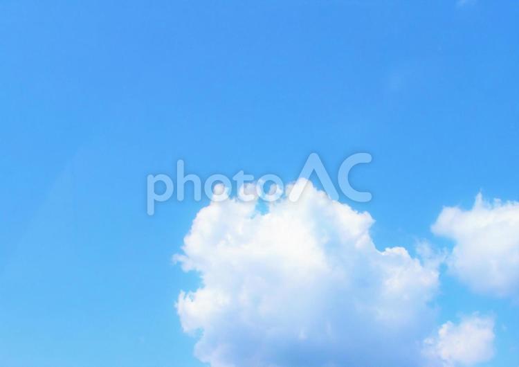 美しい青空と白い雲　空間 空,青空,雲の写真素材