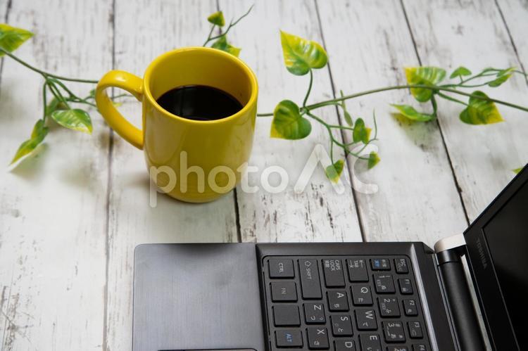 木のテーブル上のコーヒーとノートパソコン パソコン,pc,キーボードの写真素材