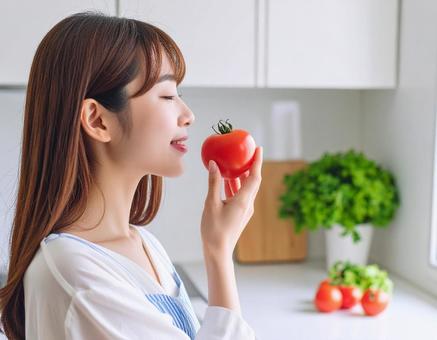 彼女のおすすめ夏野菜トマト・キッチンにて 彼女のおすすめ夏野菜トマト・キッチンにての写真