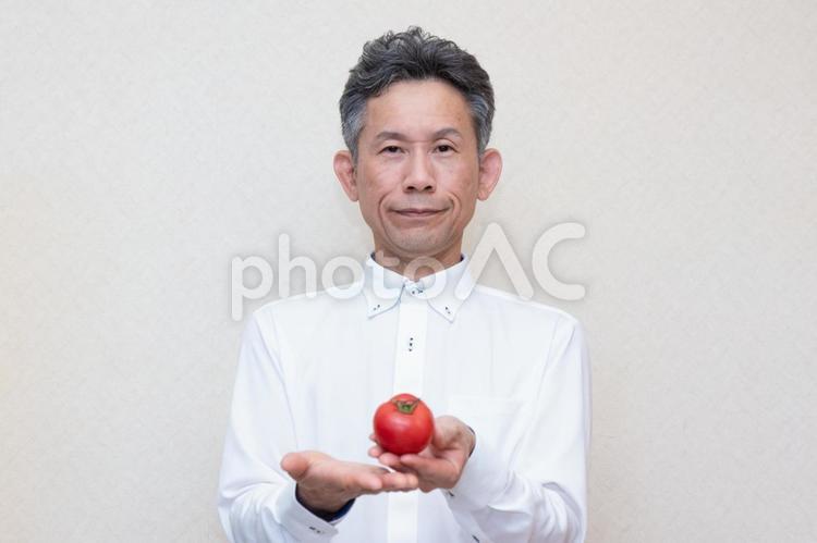 トマトと中年男性2 トマト,ナス科,ナス属の写真素材