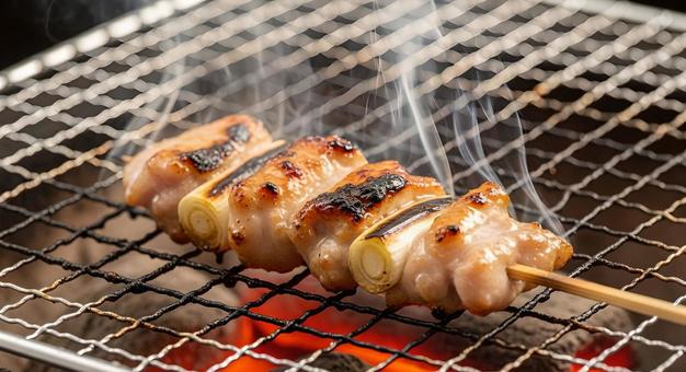 備長炭で焼き鳥を焼いている写真 備長炭で焼き鳥を焼いている写真の写真