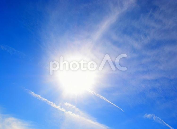 太陽から煙が出てるよう… 太陽,雲,空の写真素材
