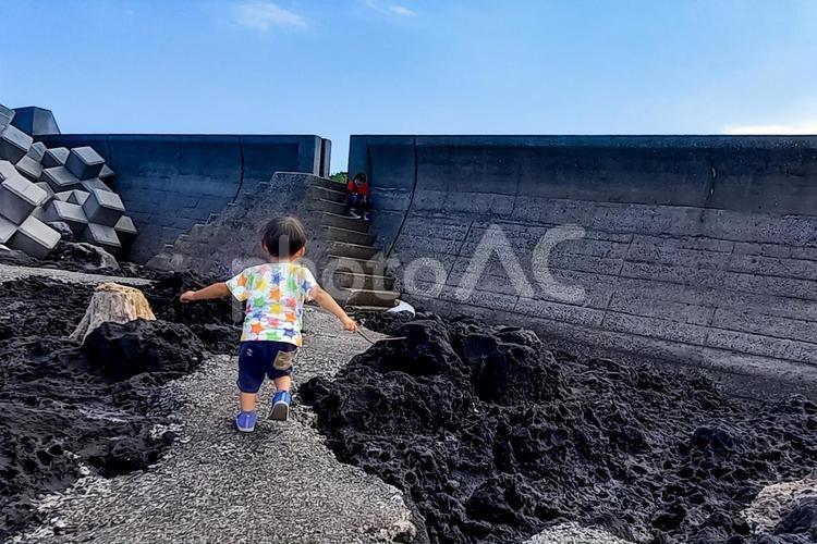＜素材＞海辺の磯でお母さんに駆け寄る子供 親子,子供,男性の写真素材