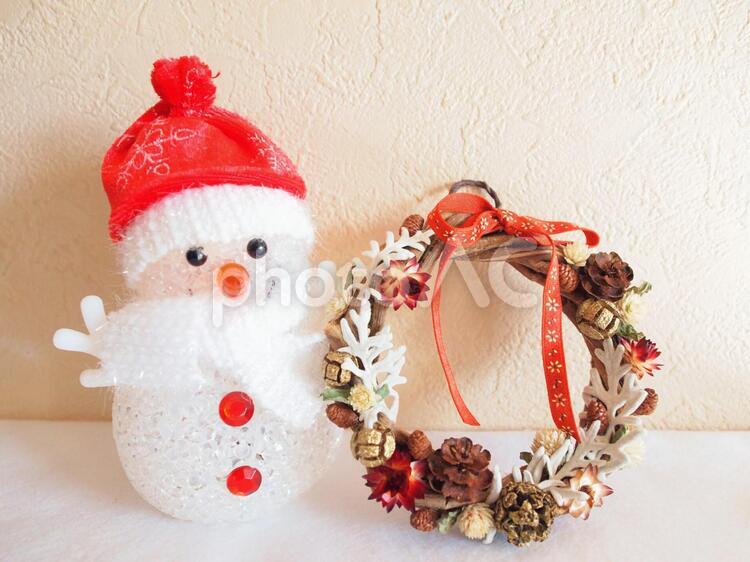 クリスマス雑貨　雪だるまオブジェとリース 雑貨,クリスマス,冬の写真素材