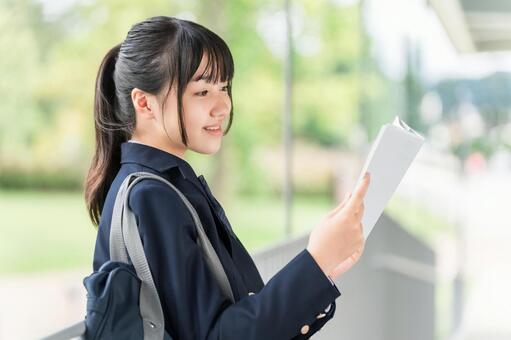 学校にいる女子高生,中学生,高校生 中学生,女の子,高校生の写真素材