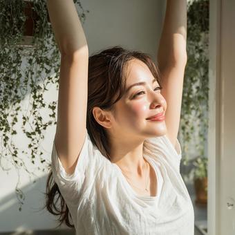 窓辺で微笑む美しい女性の写真