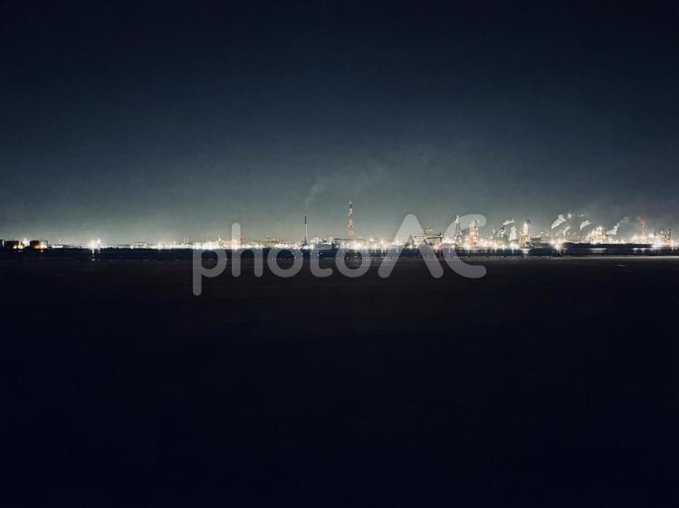 人知れず活動する工場群 夜,旅,空の写真素材