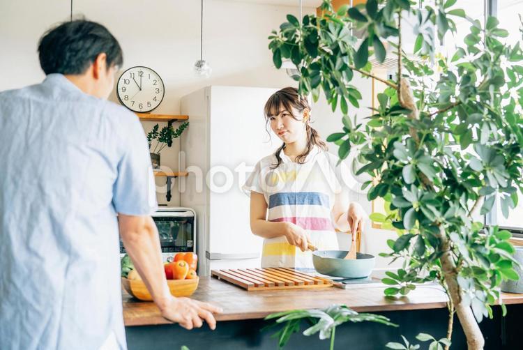 一緒に料理を作る男女（怒る） 夫婦喧嘩,料理,喧嘩の写真素材