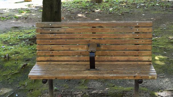 公園ベンチ、木陰 ベンチ,朽ちかけたベンチ,木のベンチの写真素材