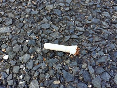 ポイ捨てされた吸い殻 ポイ捨て,タバコ,煙草の写真素材