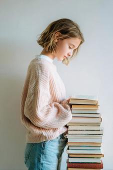 本に没頭する13歳の少女の読書風景 本に没頭する13歳の少女の読書風景の写真