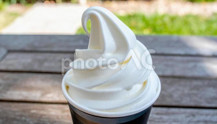 シンプルなとろけるソフトクリーム ソフトクリーム,アイスクリーム,夏の写真素材