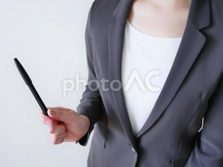 ペンを持っているスーツの女性 スーツ,女性,ペンの写真素材