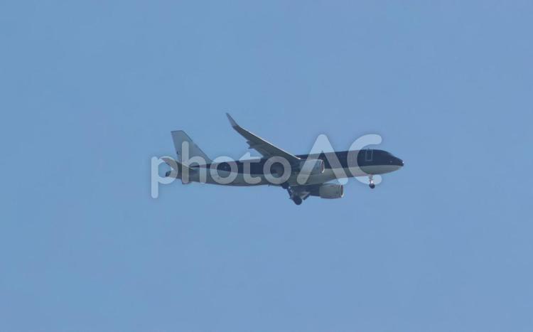 昼の空に舞う旅客機の姿 福岡空港,昼,空港の写真素材