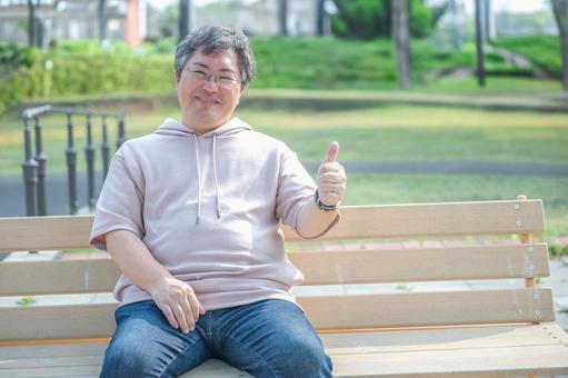 親指を立てる男性 親指を立てる男性の写真