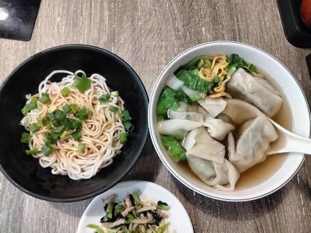 汁なし麺と雲呑スープ 汁なし麺と雲呑スープの写真