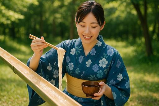 浴衣で夏を満喫!流しそうめんを楽しむ女性 浴衣で夏を満喫!流しそうめんを楽しむ女性の写真