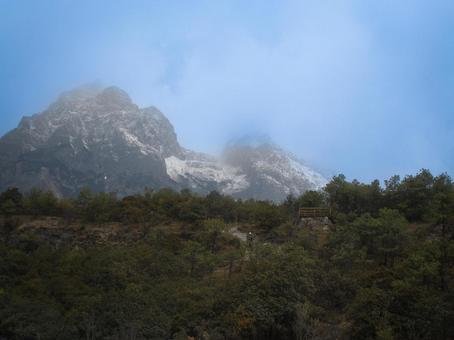 雪をかぶった山と森の静かな風景 雪をかぶった山と森の静かな風景 山,雪山,霧の写真素材