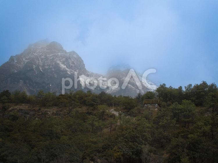 雪をかぶった山と森の静かな風景 山,雪山,霧の写真素材