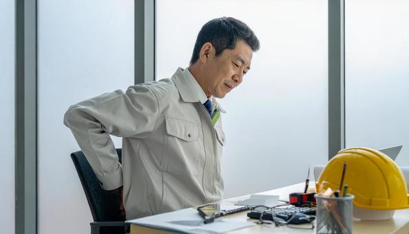 仕事の合間に肩を回すミドルのエンジニア 仕事の合間に肩を回すミドルのエンジニアの写真