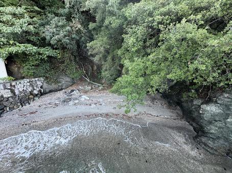 緑に囲まれた静かな入り江の小さな浜辺 緑に囲まれた静かな入り江の小さな浜辺 海岸,浜辺,入り江の写真素材